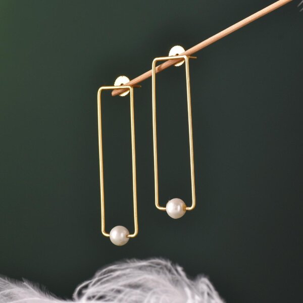 Elegant Solitaire Pearl Earring